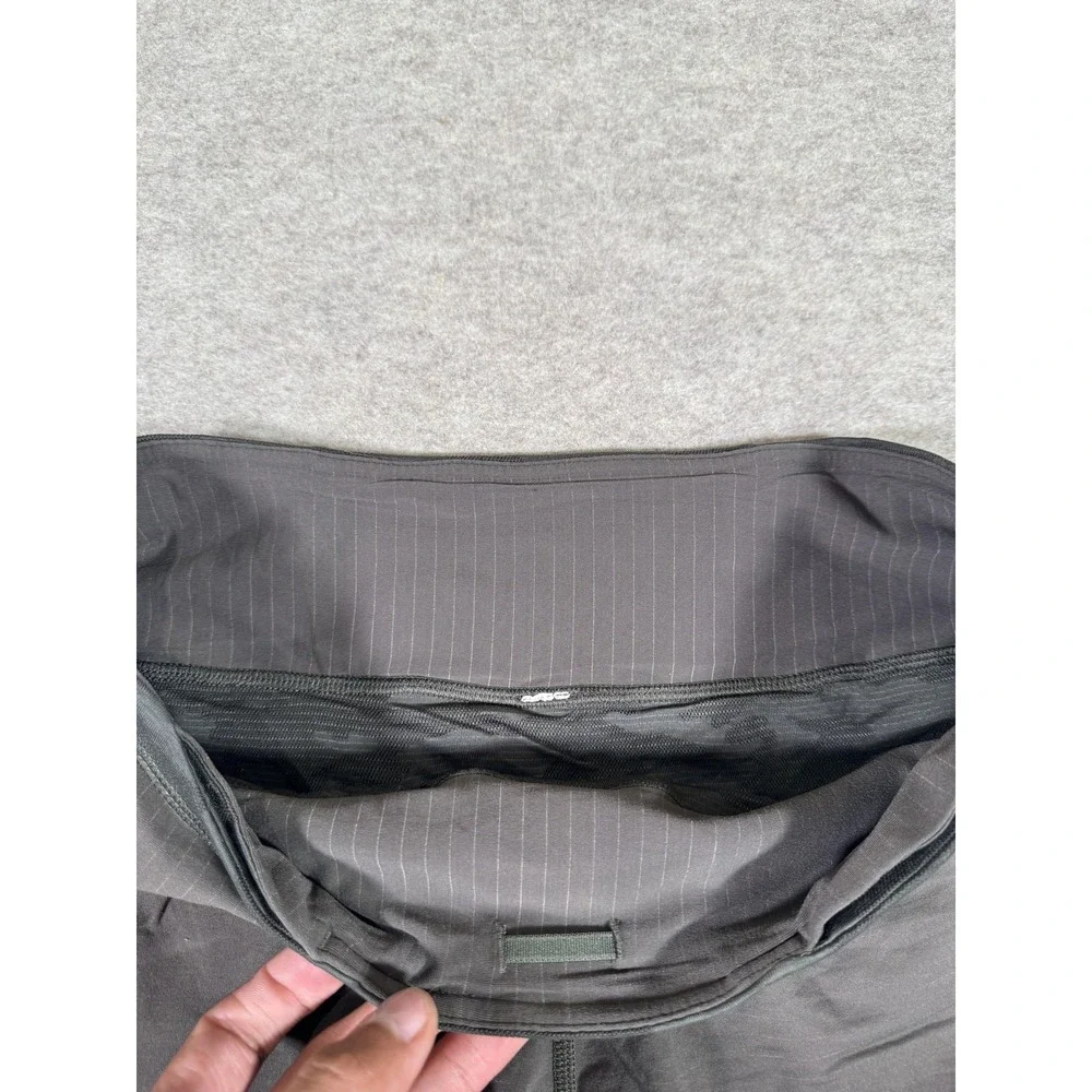 Lululemon Running Shorts Womens 6 Gray Lined Zip‎ Pocket Mesh Split Hem 3 In Run